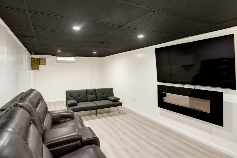 Swim, Bike and Fish Pet-Friendly Lorain Retreat! House in Lake Erie