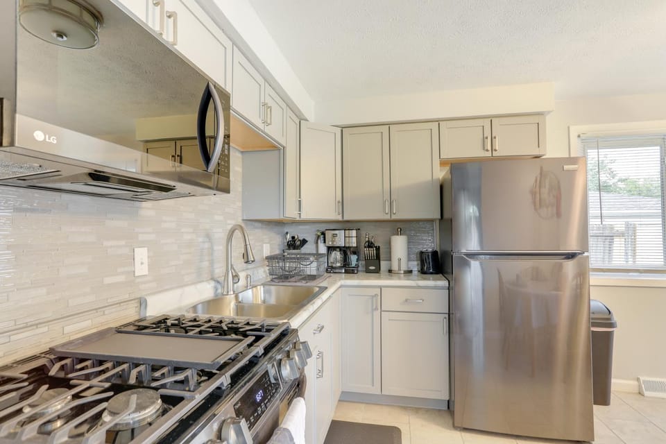 Swim, Bike and Fish Pet-Friendly Lorain Retreat! House in Lake Erie