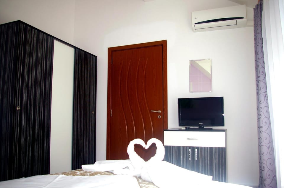 Photo of the whole room, Seating area, Bedroom