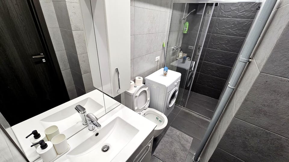 Shower, Toilet, Bathroom, towels