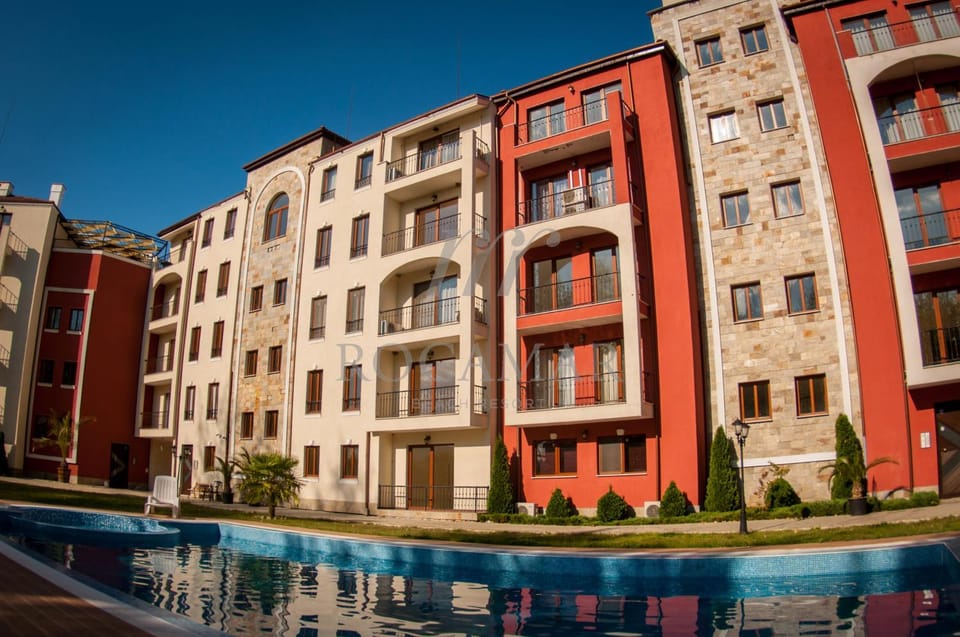 Property building, Restaurant/places to eat, Facade/entrance, Garden, Floor plan, Swimming pool