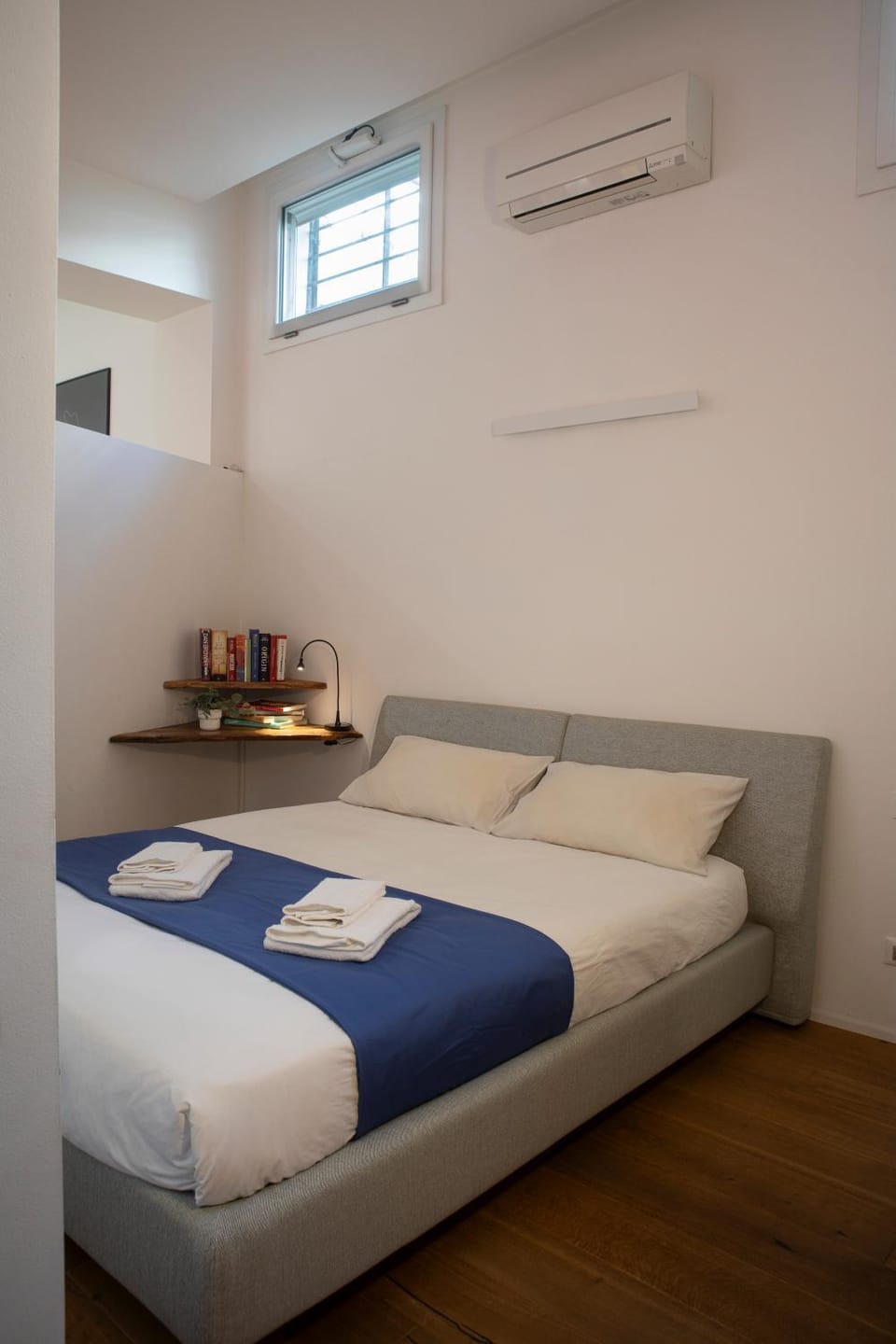 Bed, Photo of the whole room, air conditioner