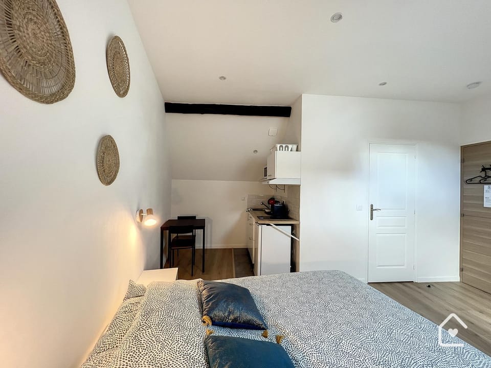 Bed, Kitchen or kitchenette, Photo of the whole room, Bedroom, wardrobe