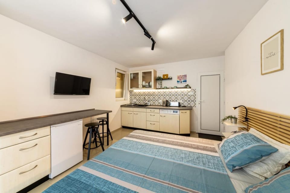 Communal lounge/ TV room, Bed, Kitchen or kitchenette, Photo of the whole room