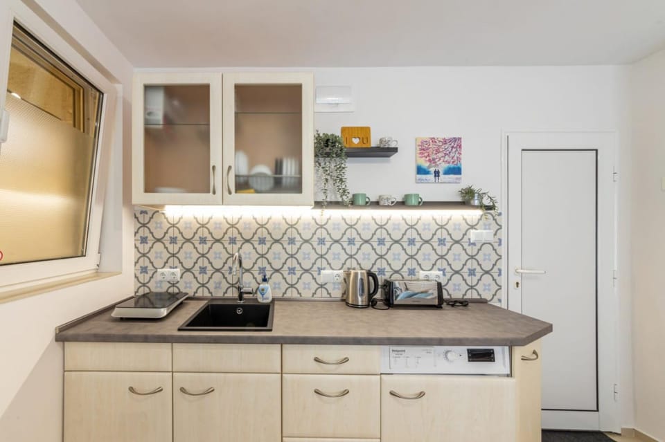 Coffee/tea facilities, Kitchen or kitchenette, stove, toaster
