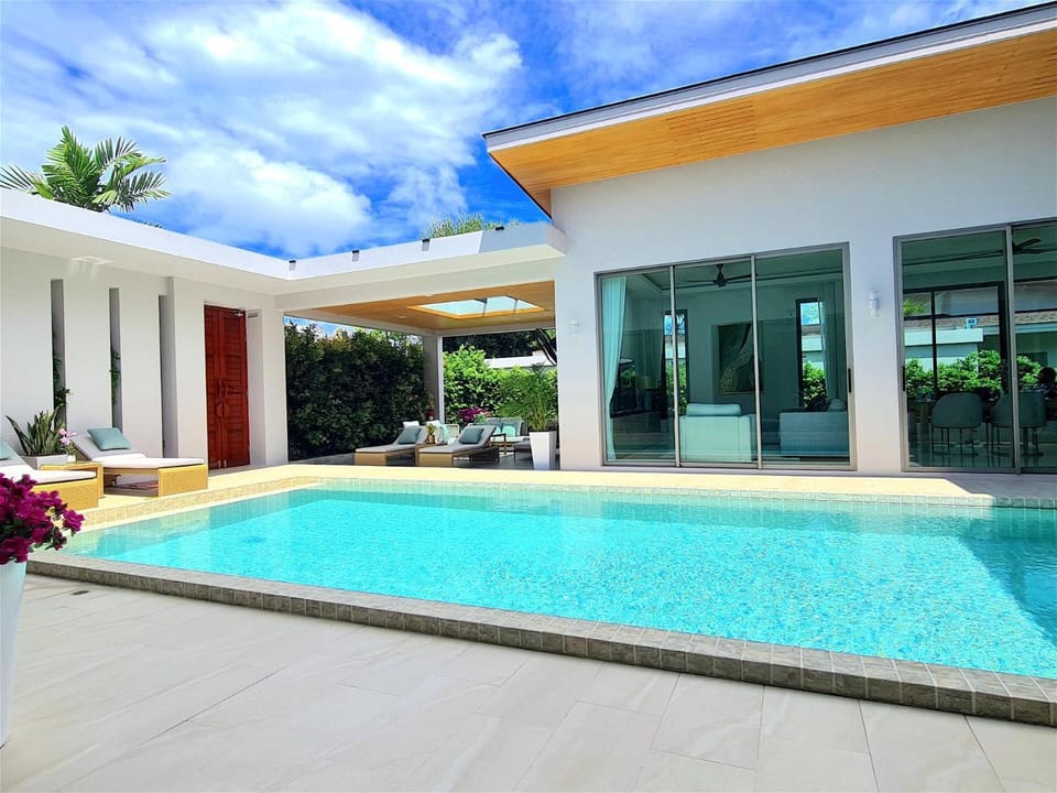 Property building, Day, Pool view, Swimming pool, Swimming pool, sunbed
