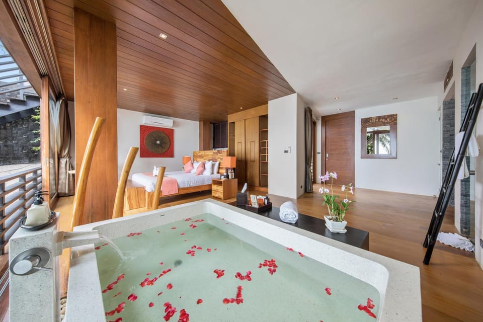 Shower, Bed, Hot Tub, Bathroom, Photo of the whole room, Bedroom, Pool view, Bath