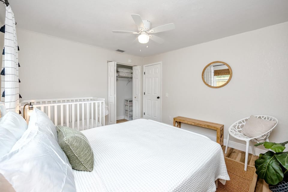 Bed, Photo of the whole room, Bedroom