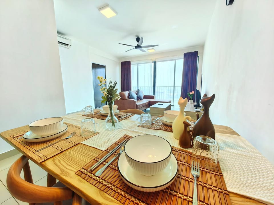 T4 1-10Pax 2Room Trefoil Cozy Home Setia Alam WiFi Apartment in Selangor, Malaysia