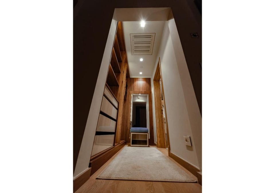 Photo of the whole room, Bedroom, wardrobe