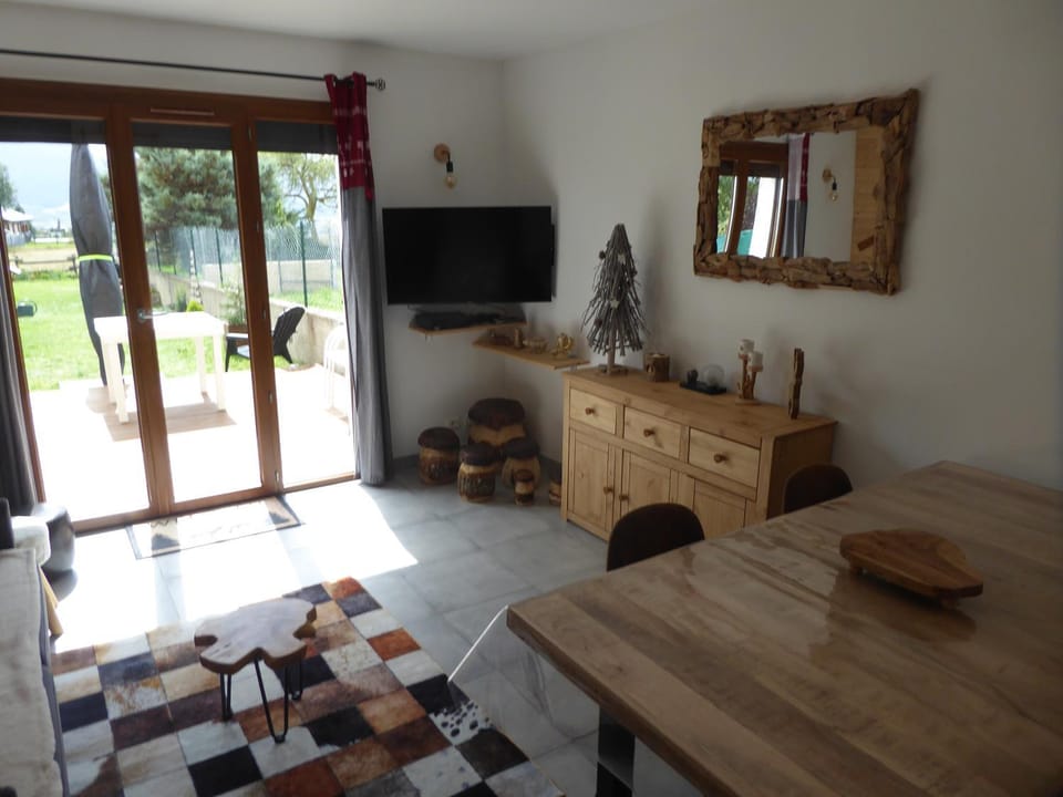 le chalet Cerdan - classé 3 étoiles - 5 personnes - 2 chambres- parking -garage-jardin-WIFI-rénové en 2023 House in Bolquère