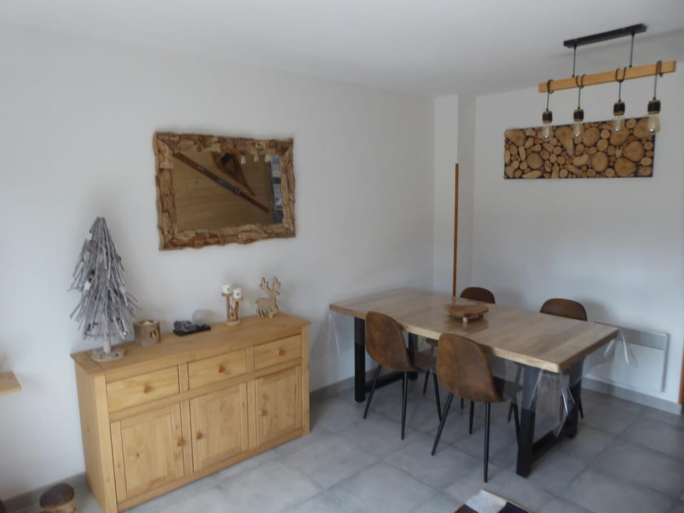 le chalet Cerdan - classé 3 étoiles - 5 personnes - 2 chambres- parking -garage-jardin-WIFI-rénové en 2023 House in Bolquère