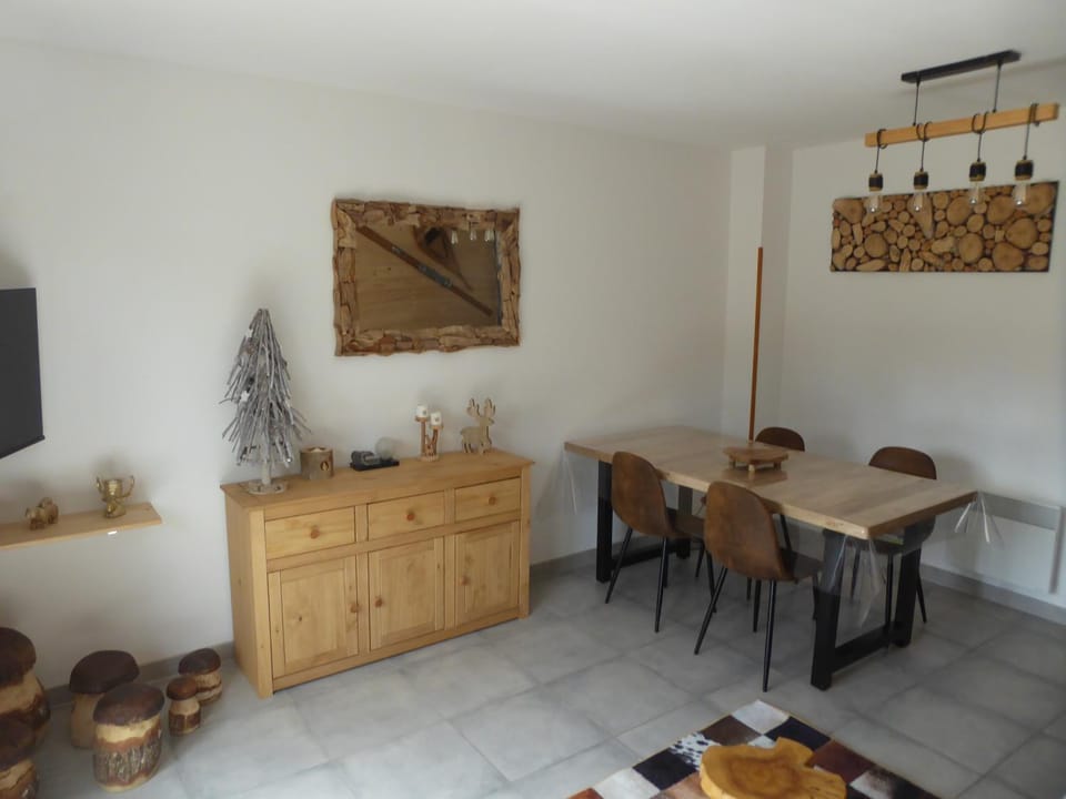 le chalet Cerdan - classé 3 étoiles - 5 personnes - 2 chambres- parking -garage-jardin-WIFI-rénové en 2023 House in Bolquère