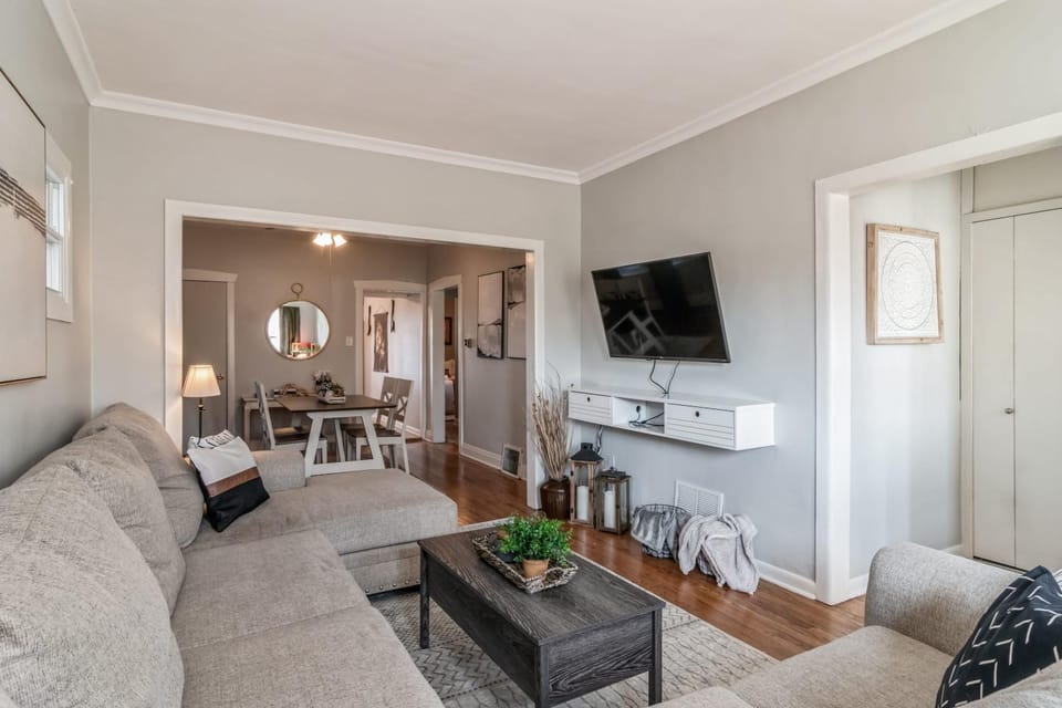 Pearly Gates l 3 Bed l Sleeps 5 l w 2-Car Garage House in Forest Park