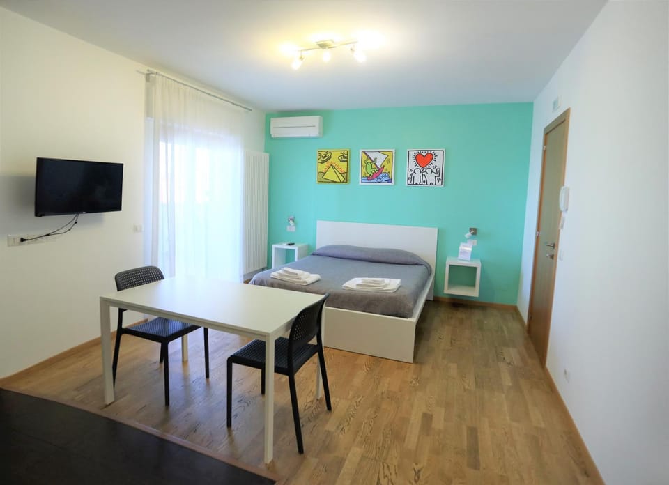 Bed, TV and multimedia, Photo of the whole room, Dining area, Bedroom