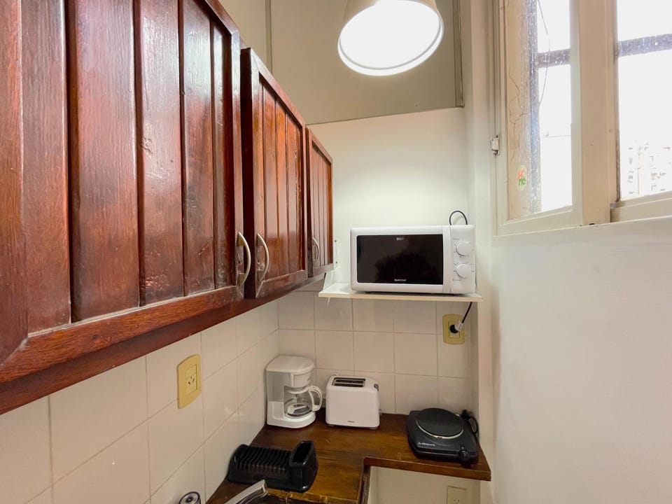 Kitchen or kitchenette, minibar