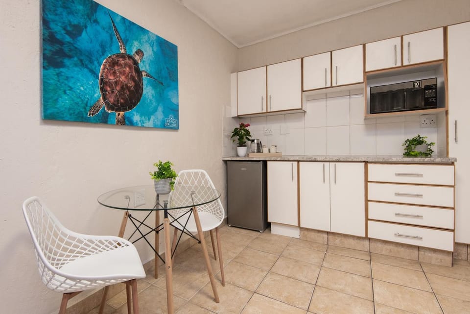 Coffee/tea facilities, Kitchen or kitchenette, Dining area