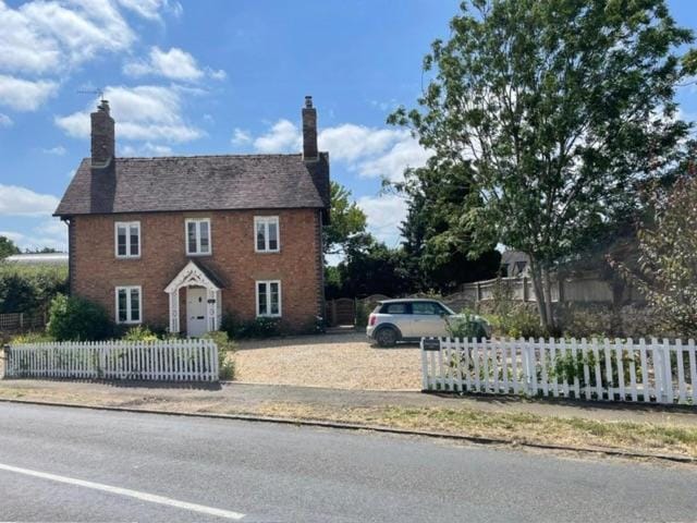 Elm Cottage House in West Oxfordshire District