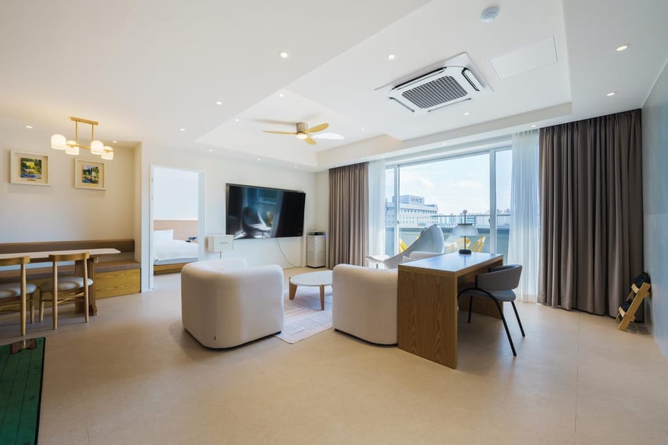 Minigolf, TV and multimedia, Living room, Seating area, minibar