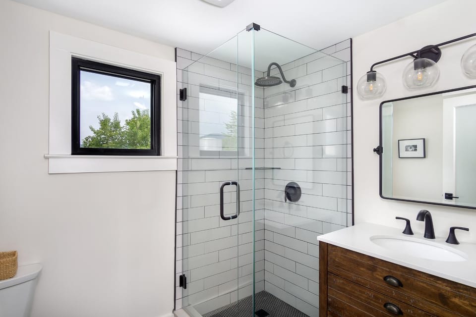 Cherry Street Loft (A) Pet-Friendly & In the Heart of Downtown Black Mtn! Apartment in Black Mountain