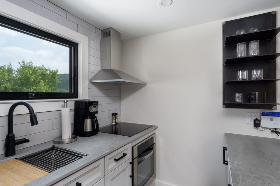 Cherry Street Loft (A) Pet-Friendly & In the Heart of Downtown Black Mtn! Apartment in Black Mountain