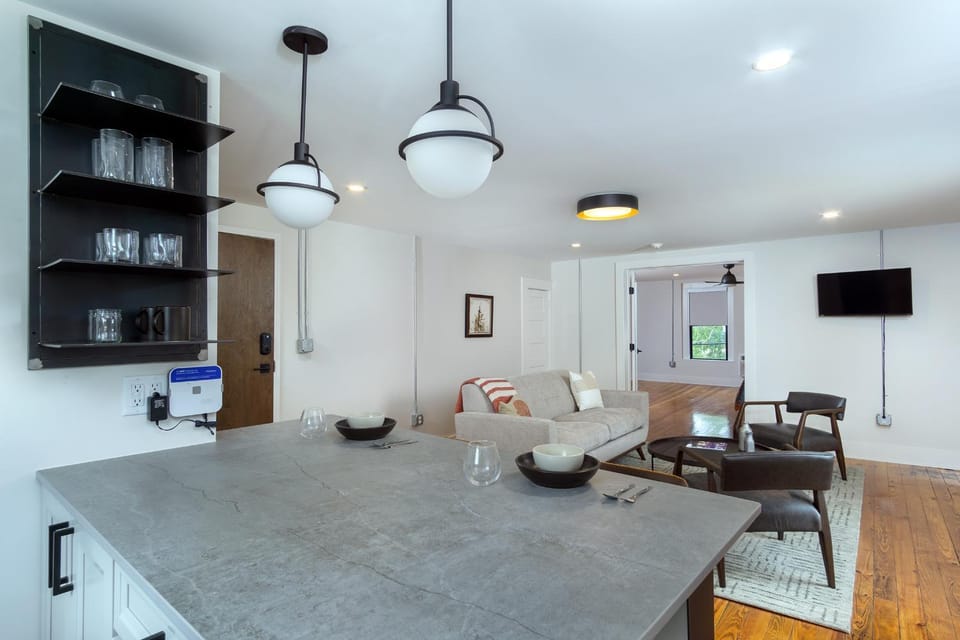 Cherry Street Loft (A) Pet-Friendly & In the Heart of Downtown Black Mtn! Apartment in Black Mountain
