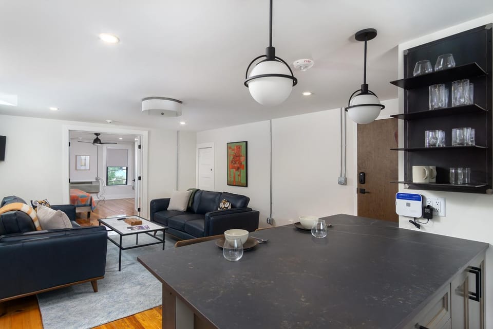 Cherry Street Loft (B) Pet-Friendly & In the Heart of Downtown Black Mtn! Apartment in Black Mountain
