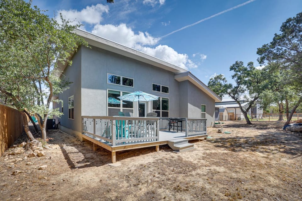Modern Canyon Lake Vacation Home w/ Furnished Deck House in Canyon Lake