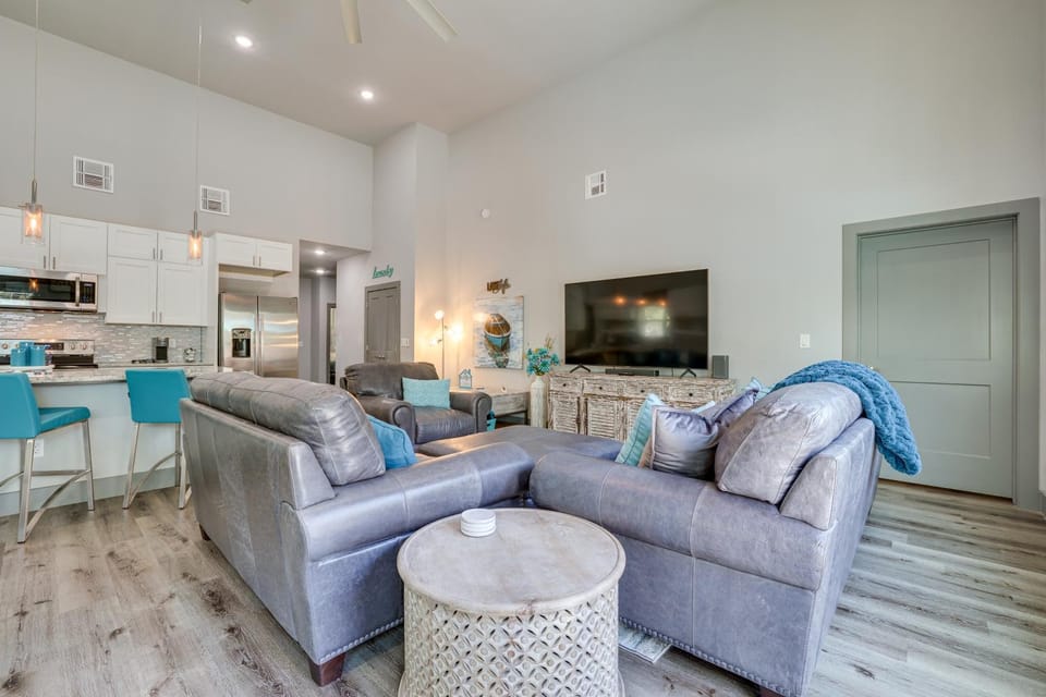 Modern Canyon Lake Vacation Home w/ Furnished Deck House in Canyon Lake