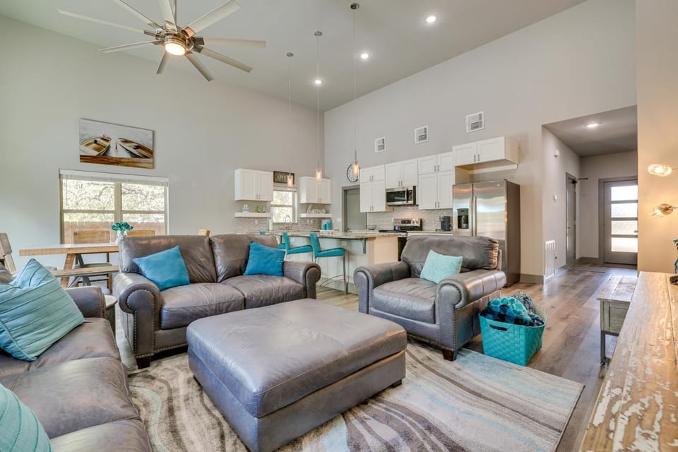 Modern Canyon Lake Vacation Home w/ Furnished Deck House in Canyon Lake
