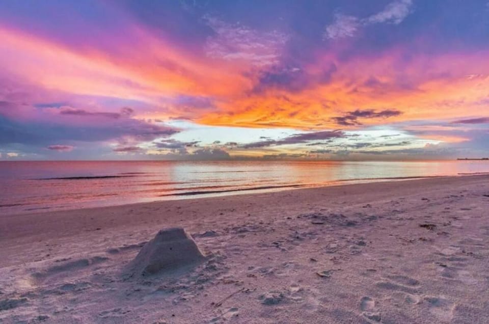 NEW Steps to Downtown - 7 Mins to Beach & Free Parking House in New Port Richey