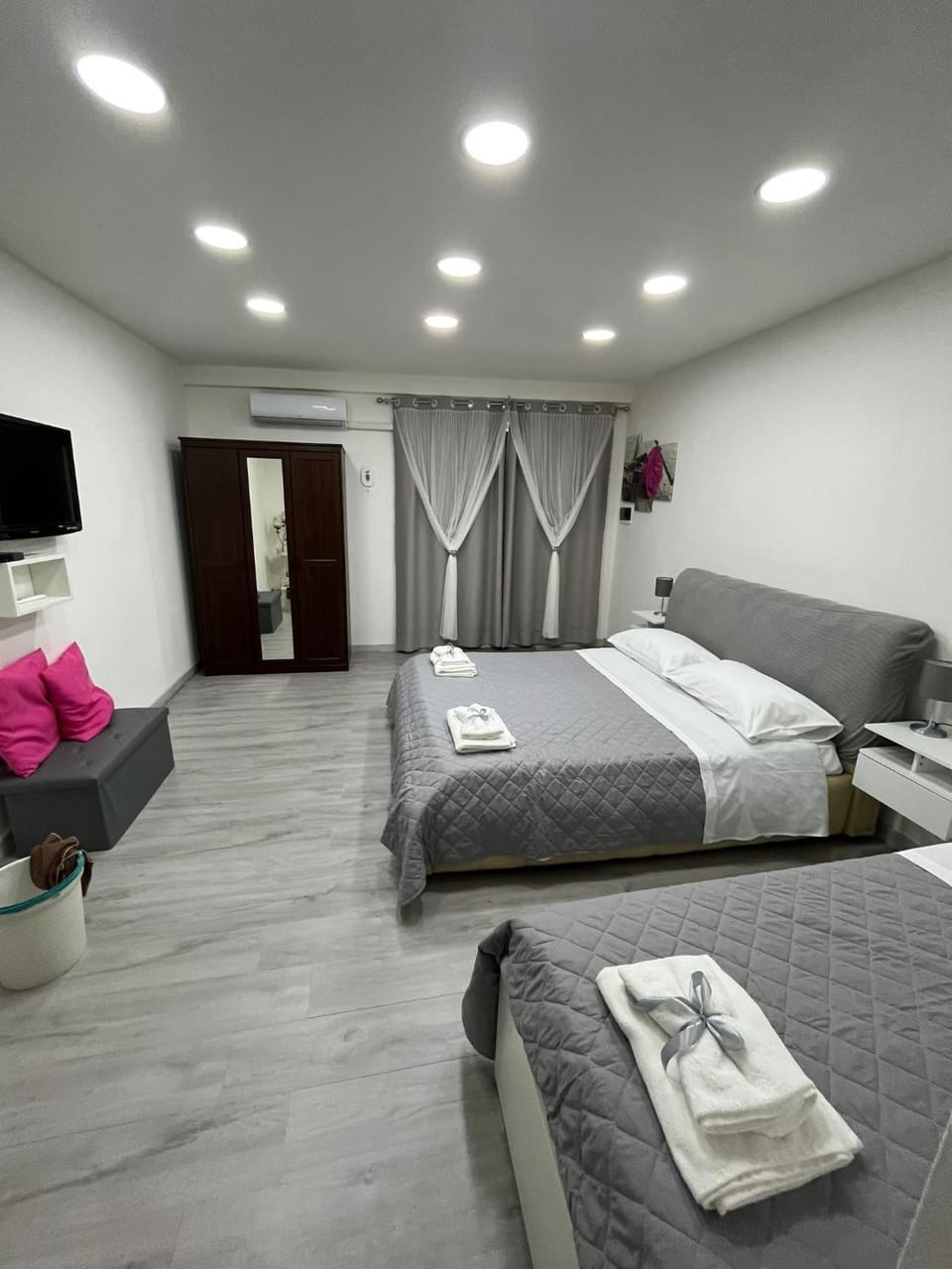 Photo of the whole room, Bedroom