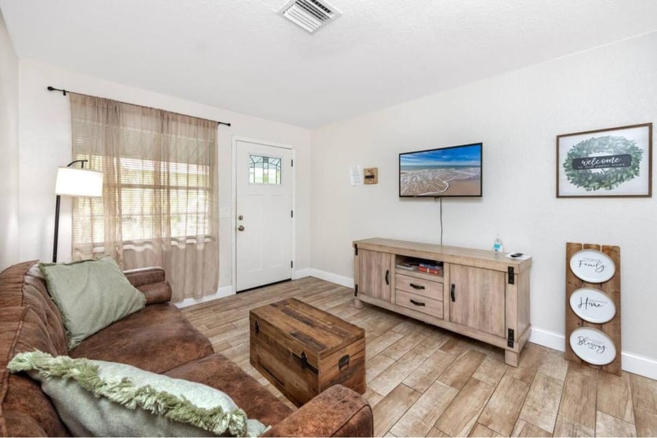 Communal lounge/ TV room, TV and multimedia, Living room, Seating area, Evening entertainment