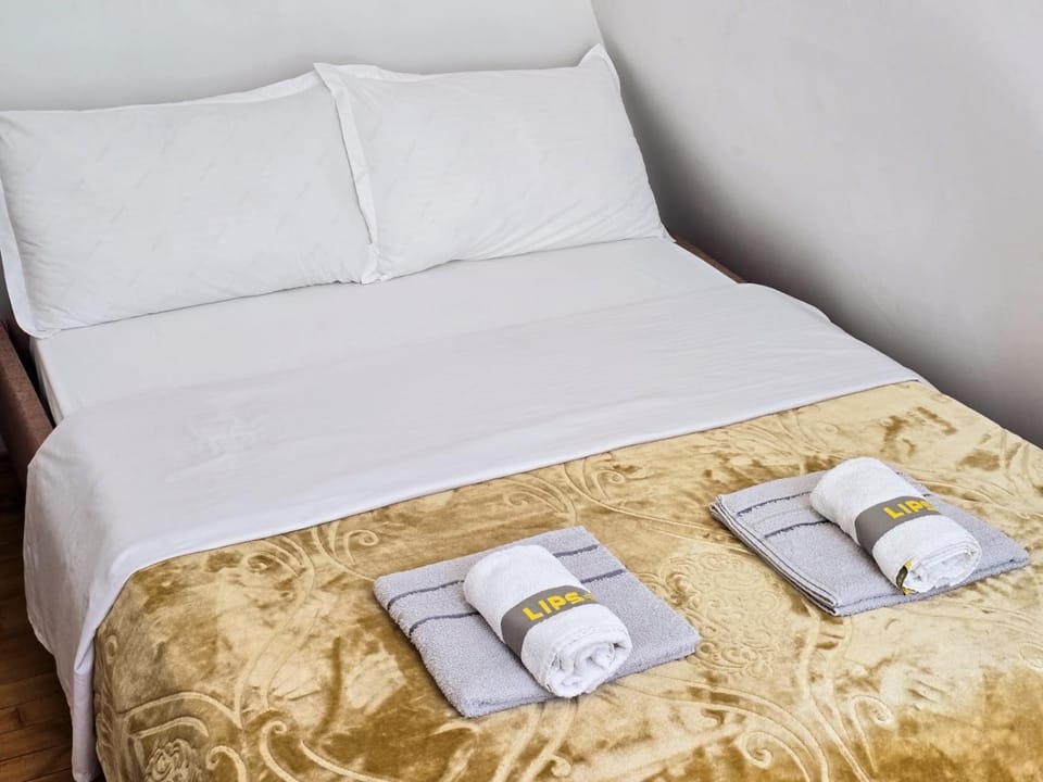 Bed, Bedroom, towels