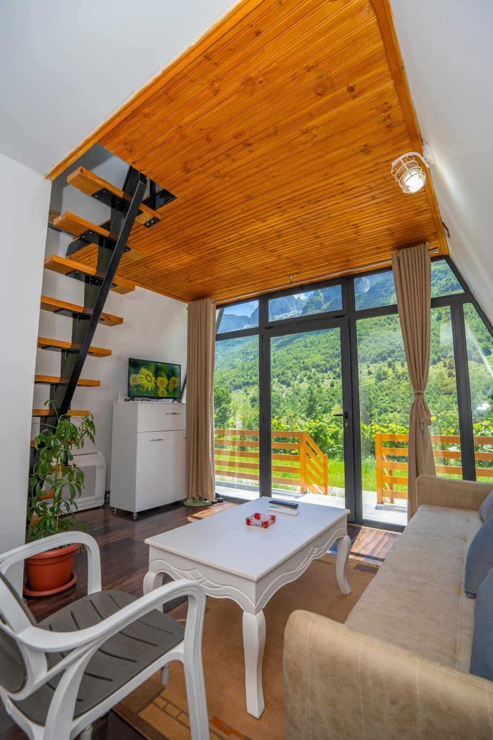 Natural landscape, TV and multimedia, Living room, Dining area