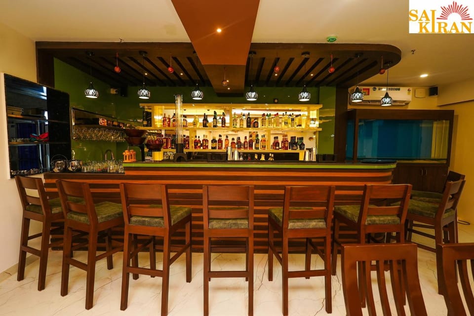 Restaurant/places to eat, Lounge or bar, Food and drinks, Banquet/Function facilities