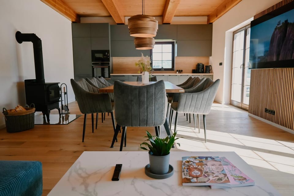 TV and multimedia, Living room, Seating area, Dining area