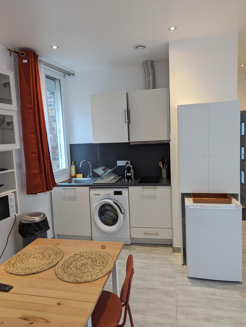 Kitchen or kitchenette, Dining area, minibar, oven, stove, washing machine