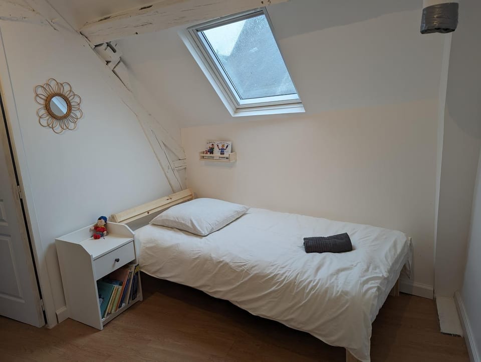 Bed, Bedroom, towels