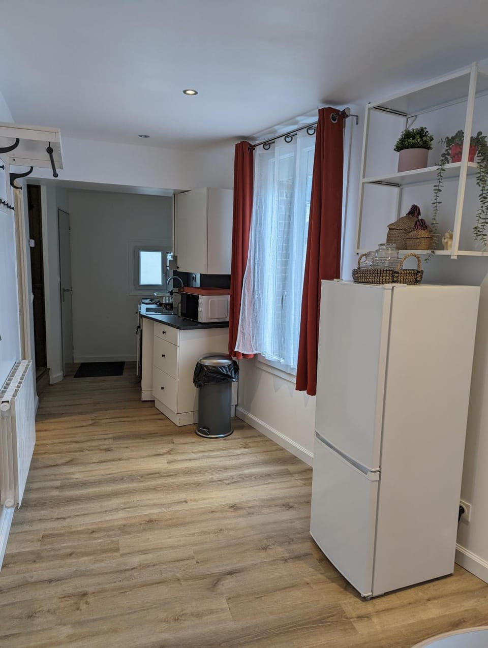 Kitchen or kitchenette, minibar, oven