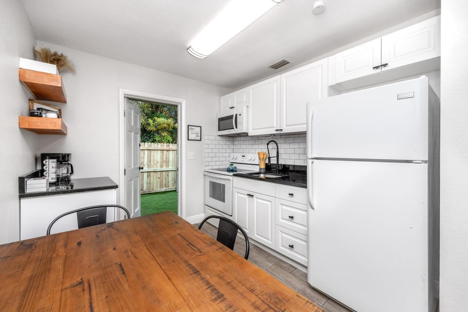 Kitchen or kitchenette, Dining area, dishwasher, oven, stove