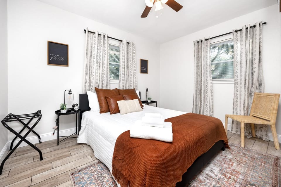 Bed, Photo of the whole room, Bedroom, towels