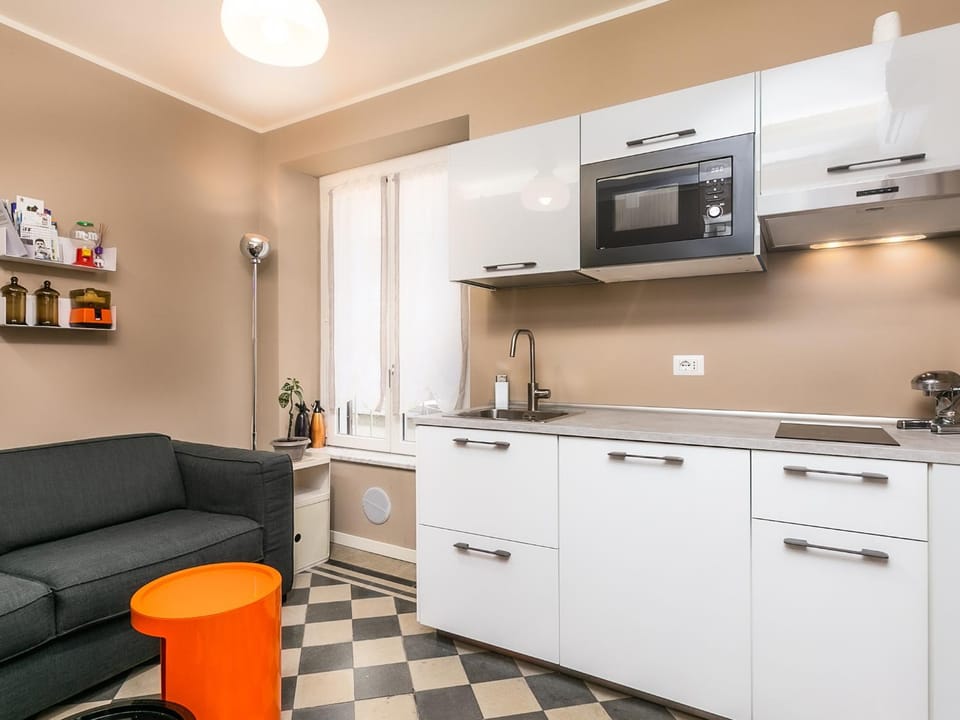 Coffee/tea facilities, Kitchen or kitchenette, Seating area, stove
