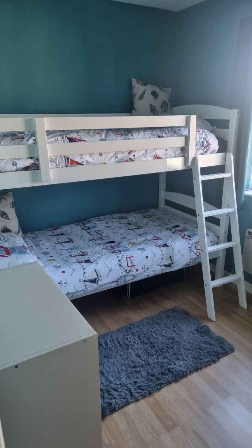 Bedroom, bunk bed