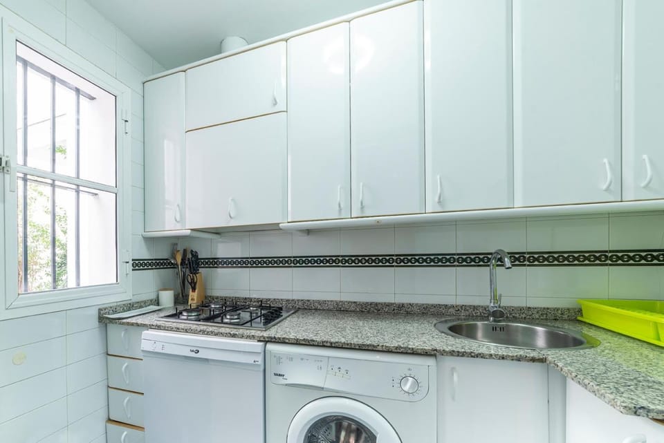 Kitchen or kitchenette, minibar, stove, washing machine