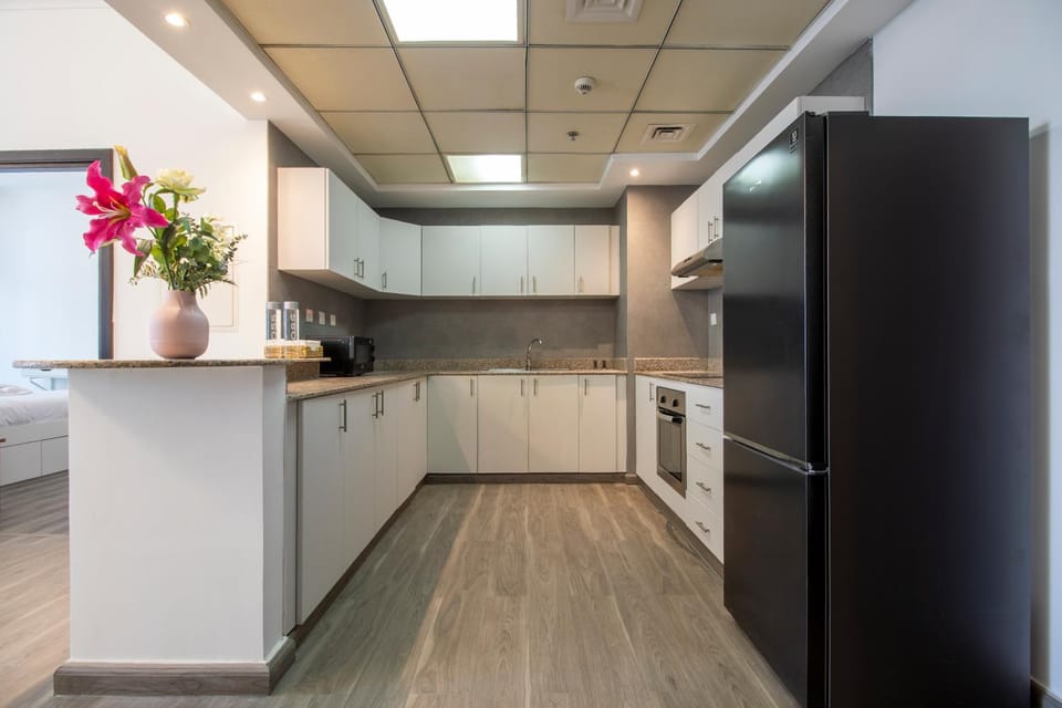 Kitchen or kitchenette, minibar