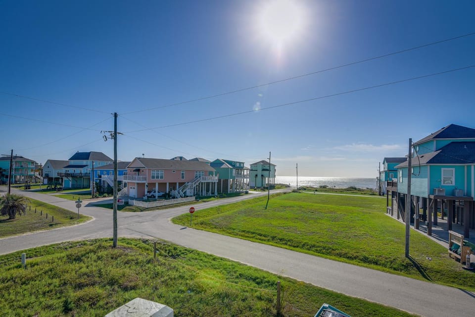Walk to Ocean! Family-Friendly Crystal Beach Home House in Bolivar Peninsula