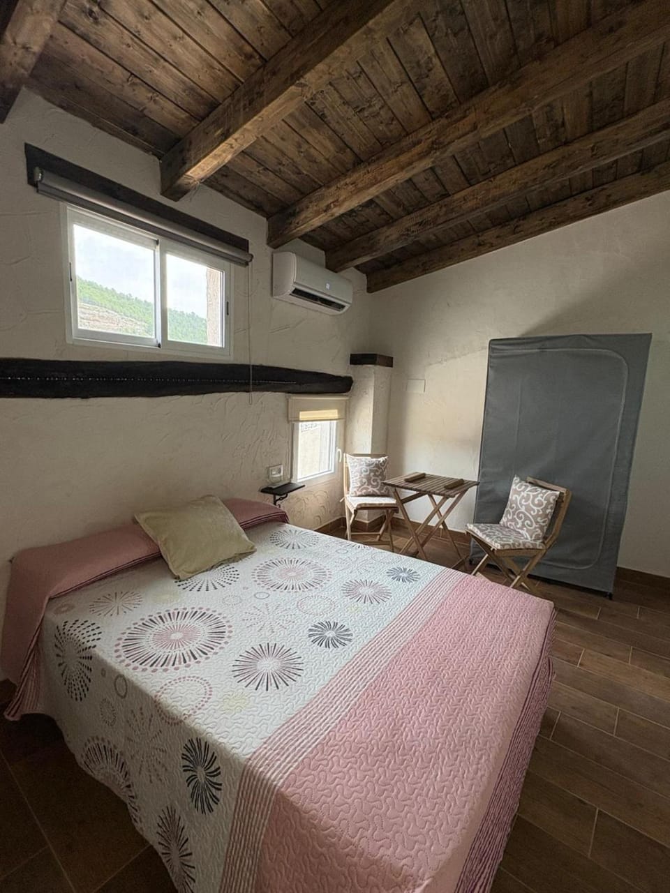 Bed, Living room, Photo of the whole room, Seating area, Bedroom, air conditioner