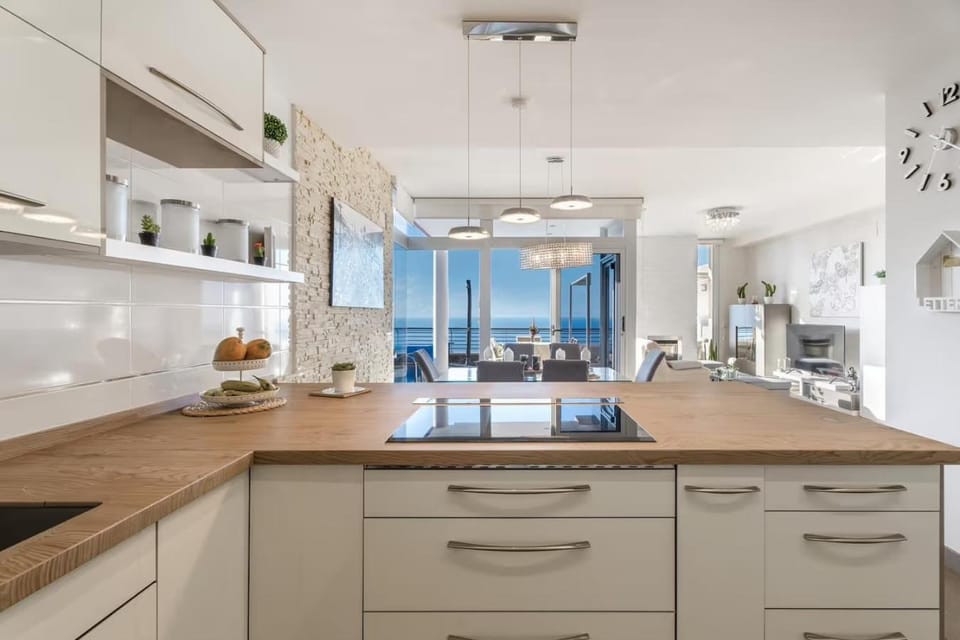 Coffee/tea facilities, Kitchen or kitchenette, Dining area, dishwasher, minibar, stove, toaster