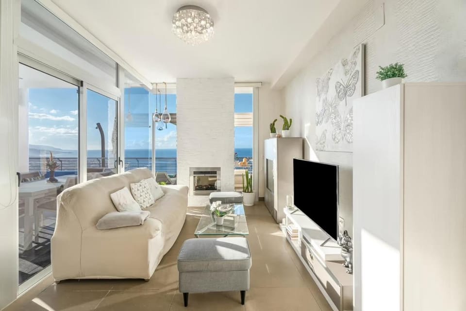 Communal lounge/ TV room, Natural landscape, TV and multimedia, Living room, Seating area, Evening entertainment, Sea view